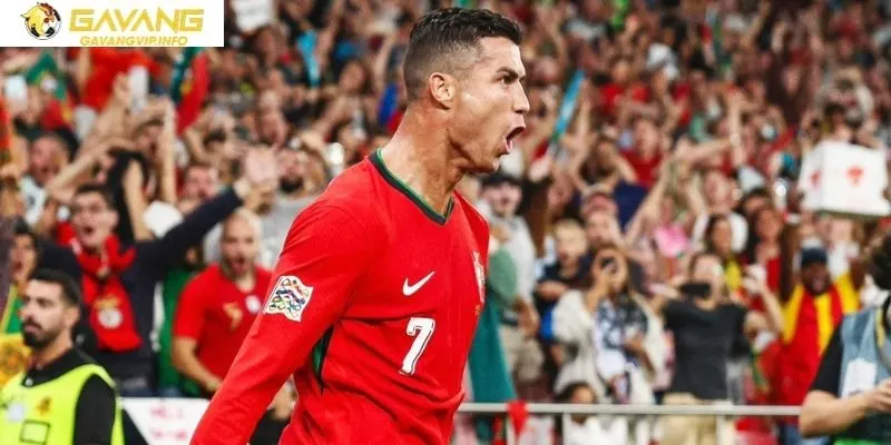 CR7 với cú ngả bàn đèn siêu hay ở tuổi 39